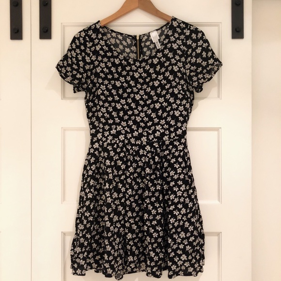 Rush Dresses & Skirts - Adorable zipper back floral dress🌼 Like new Rush Dresses & Skirts - Adorable zipper back floral dress🌼 Like new
